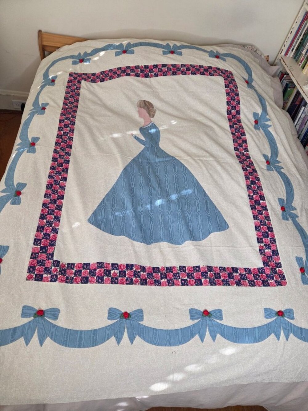 VTG Handmade Quilt Top Victorian Lady Floral Bow Border 75x65 Cream Blue Cotton